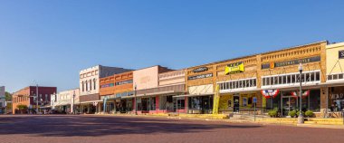 Gilmer, Teksas, ABD - 26 Eylül 2021: Davis Caddesi 'ndeki eski iş bölgesi