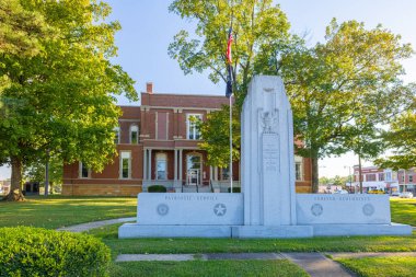 Newton, Illinois, ABD - 28 Eylül 2021: Tarihi Jasper County Adliyesi ve Gaziler Anıtı