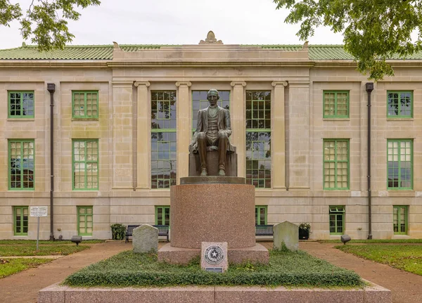 テキサス州サンオーガスティン2021年10月17日 サンオーガスティン郡庁舎とジェームズ ピンクニー ヘンダーソン像第1代テキサス州知事 — ストック写真
