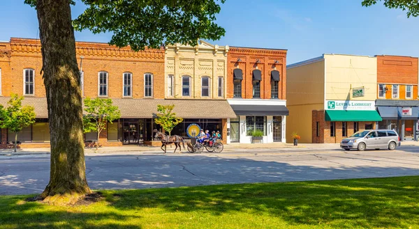 Lagrange Indiana Usa August 2021 Amish Family Riding Business District — Stok fotoğraf