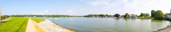 米国インディアナ州ローマ市2021年8月21日 シルバン湖のパノラマビュー ロイヤリティフリーのストック写真