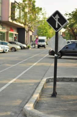 güç işareti gitmek