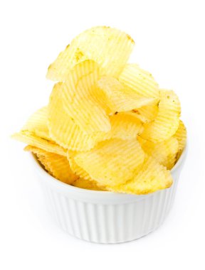 patates cipsi beyaz zemin üzerinde izole kase