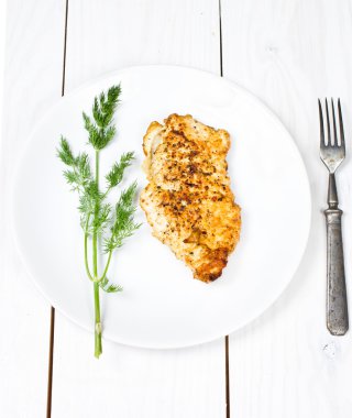 Gegrilde lekkere kip borsten op een witte plaat met verse kruiden