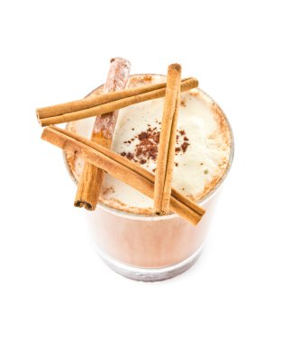 Tarçın izole üzerinde beyaz arka ile karıştırılan frappe kahve Iced