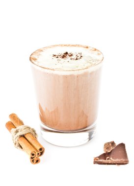 karıştırılan frappe kahve izole üzerinde beyaz zemin buzlu