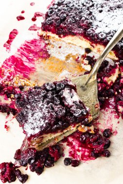 dilim taze meyve pasta beyaz zemin üzerine pudra şekeri ile