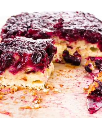 taze üzümü böğürtlenli turta ile yulaf ezmesi kabuk kağıt üzerinde