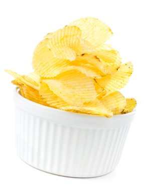 patates cipsi beyaz zemin üzerinde izole kase