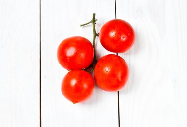 demet ahşap zemin üzerine lezzetli taze olgun domates