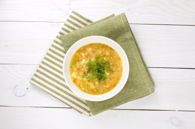 kapta Beyaz ahşap zemin üzerine sarı bezelye çorbası