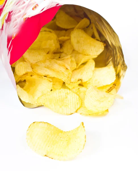 Bolsa abierta con papas fritas sobre fondo blanco — Foto de Stock