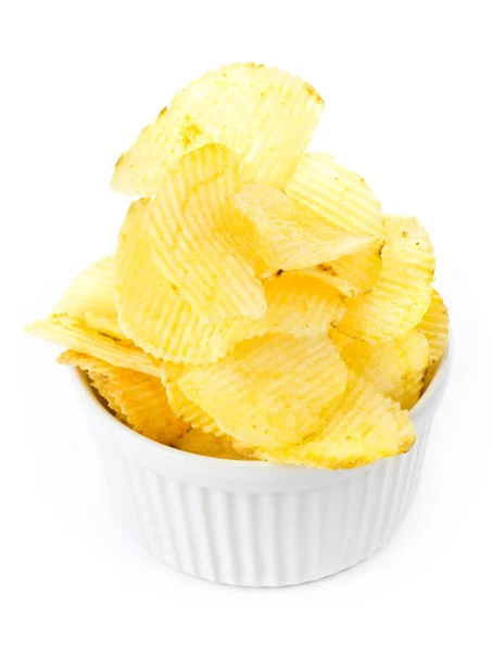 Чаша картофельных чипсов на белом фоне — стоковое фото