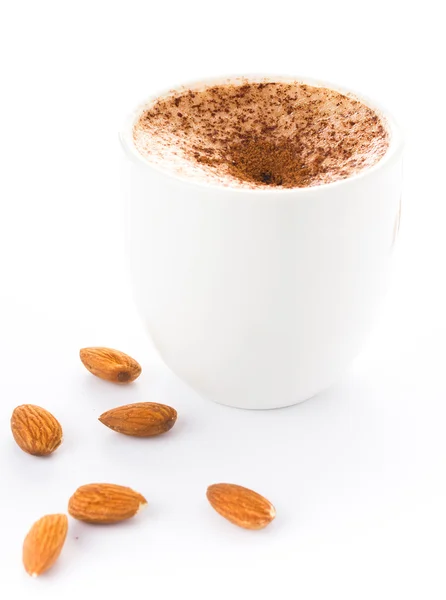 Café con leche una almendra en una taza sobre un fondo blanco — Foto de Stock