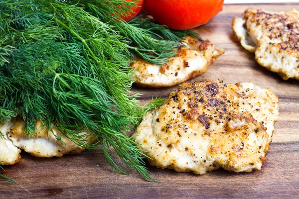 Peitos de frango grelhados com legumes frescos — Fotografia de Stock