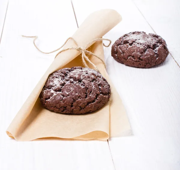 Biscoitos de chocolate no fundo de madeira branca — Fotografia de Stock