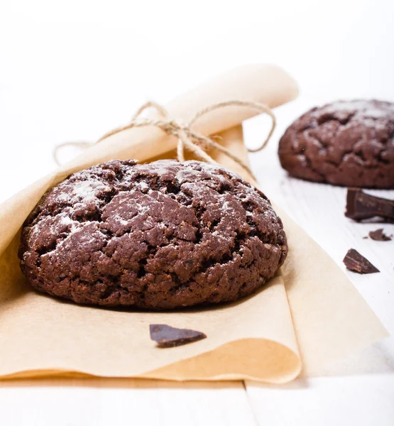 Biscoitos de chocolate frescos no fundo branco — Fotografia de Stock