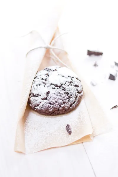 Biscuit au chocolat frais sur fond en bois — Photo