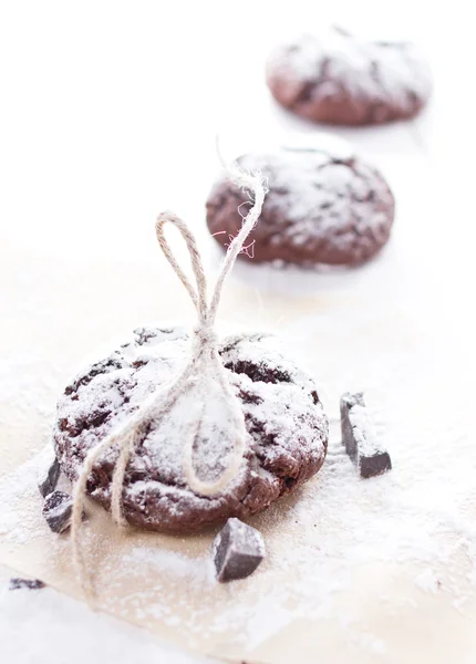 Biscuits au chocolat frais sur fond de perchament — Photo