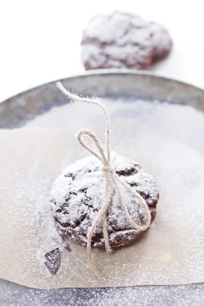 Biscoitos de chocolate frescos em fundo perchament — Fotografia de Stock