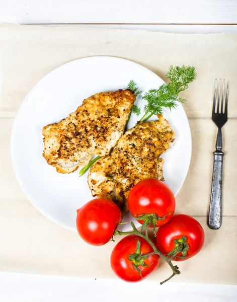 Grillezett csirkemell filé, friss zöldségekkel — Stock Fotó