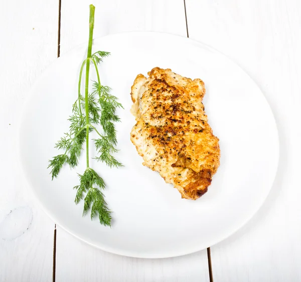 Grillezett ízletes csirkemell, egy fehér tányérra, friss fűszernövények — Stock Fotó