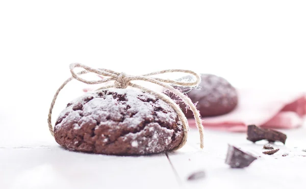 Čerstvé čokoládové cookies na bílém pozadí dřevěná — Stock fotografie