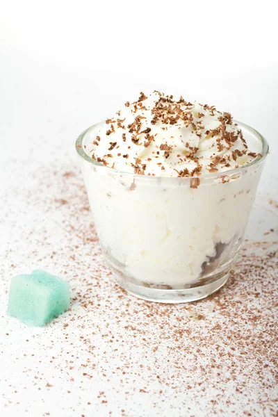 チョコレート、白い背景の上にホイップ クリームの白いカップ — ストック写真