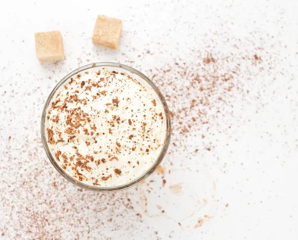 Copa blanca de crema batida con chocolate, sobre un fondo blanco — Foto de Stock