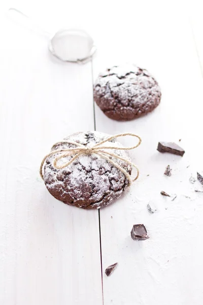 Fresh chocolate cookies on the white wooden background — Stock Photo, Image