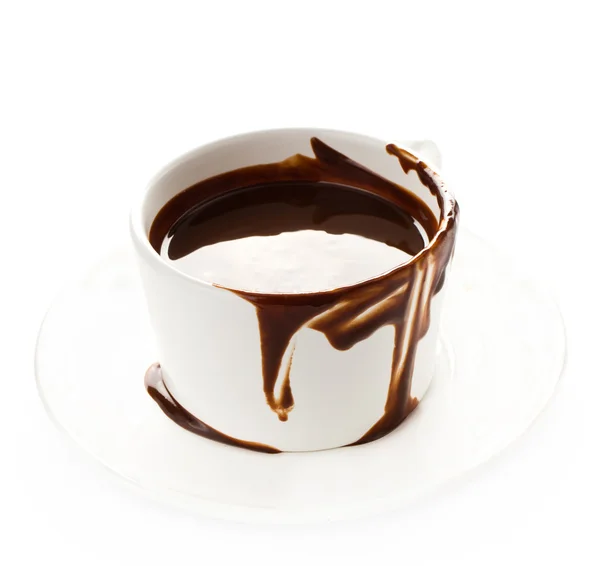 Kopp varm choklad kakao flöde på vit bakgrund, närbild — Stockfoto