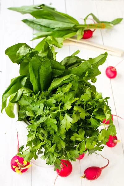 Tas bio sain de légumes frais sur un fond en bois — Photo