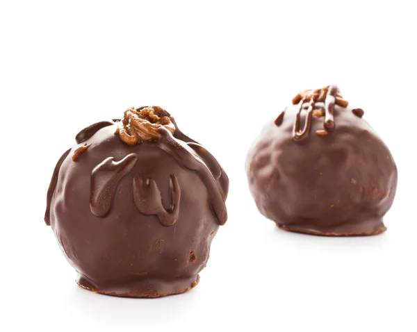 Dos deliciosos caramelos de chocolate negro de licor aislados en un blanco — Foto de Stock