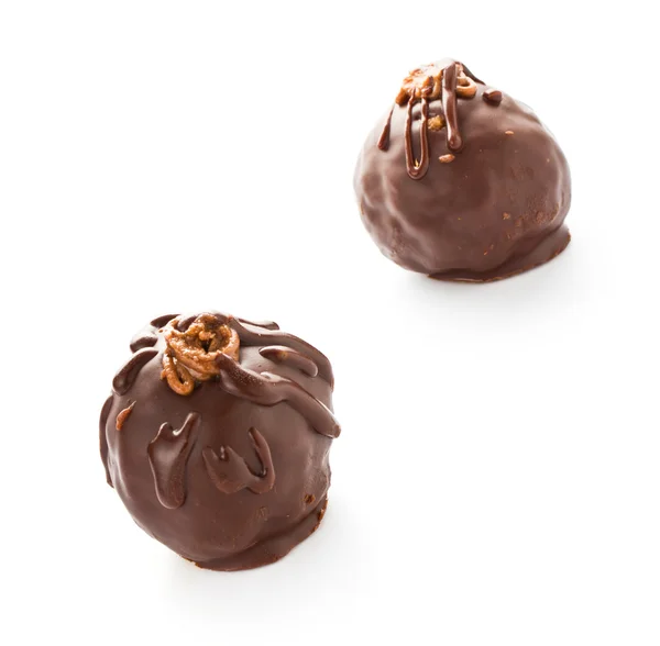 Dos deliciosos caramelos de chocolate negro aislados en un fondo blanco — Foto de Stock