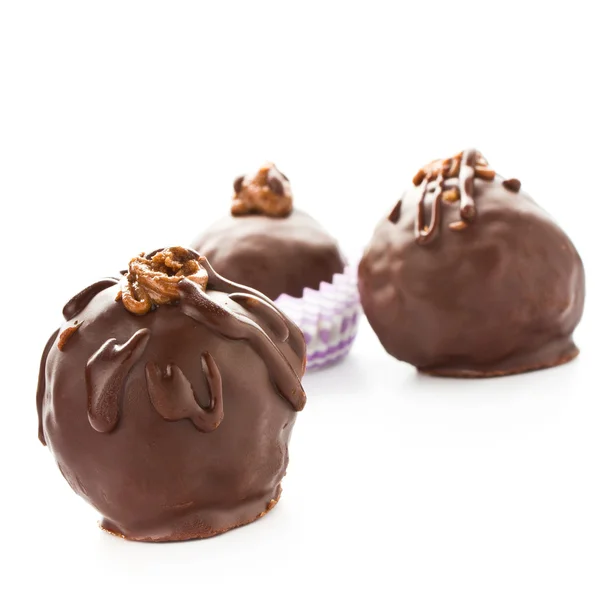 Tres deliciosos caramelos de chocolate negro aislados en una espalda blanca — Foto de Stock