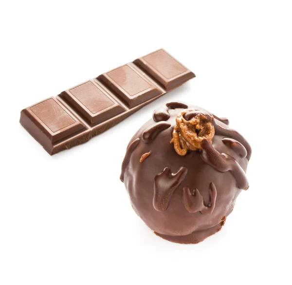 Chocolate sabroso caramelo y una barra aislada sobre fondo blanco, cl — Foto de Stock