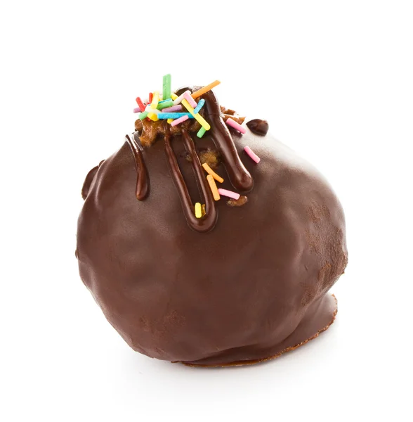 Délicieux bonbons au chocolat noir avec des copeaux colorés isolés o — Photo