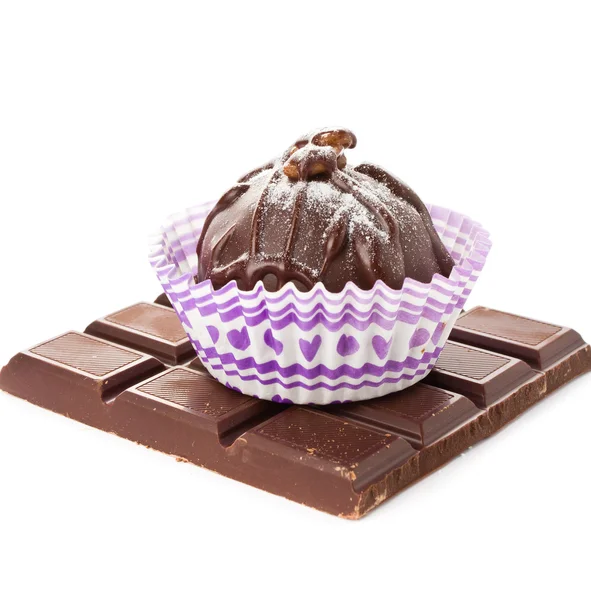 Bombones de chocolate negro gourmet y una barra aislada en respaldo blanco — Foto de Stock