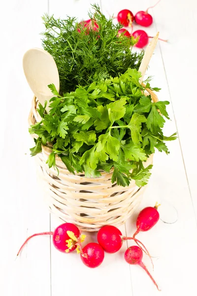 Un bouquet de légumes frais avec du radis dans un bol panier en osier o — Photo