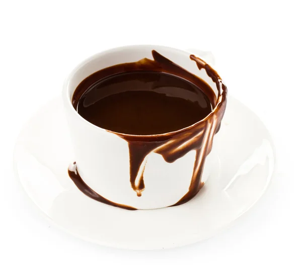 Beyaz arka plan, sıcak çikolata kakao akışı fincan kadar yakın — Stok fotoğraf