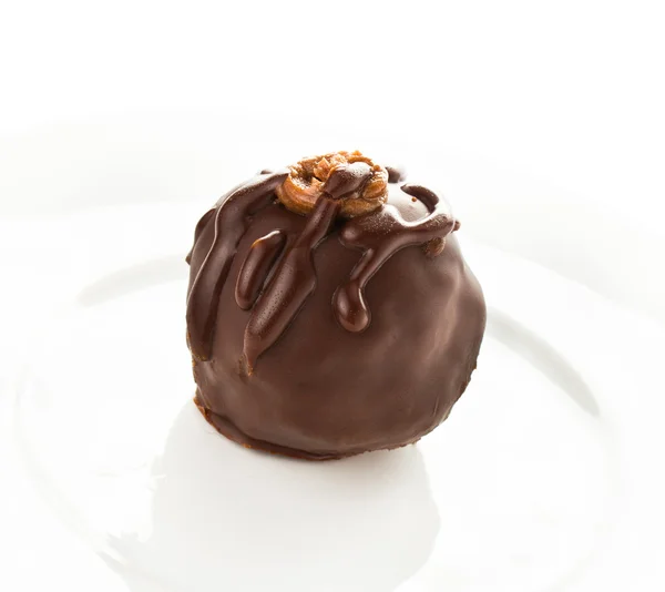 Dulces de chocolate negro hechos a mano, sobre fondo blanco — Foto de Stock