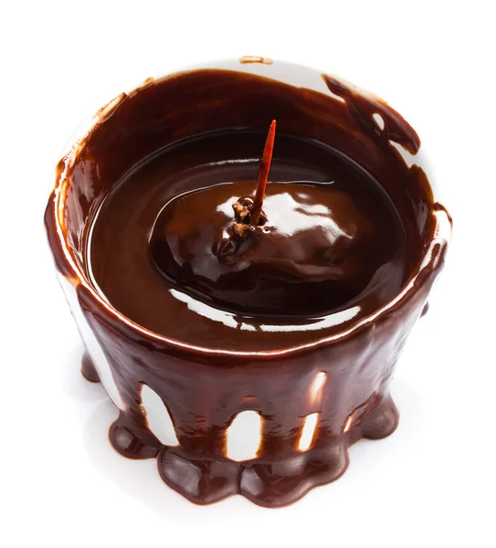 ホット チョコレート ココア流れの白い背景で隔離のカップ — ストック写真