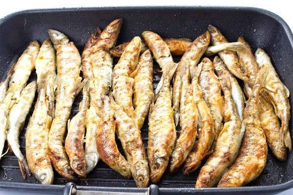 Τηγανητά μικρή μύριζε ψάρια σε ένα μπάρμπεκιου σχάρα εστίες — Φωτογραφία Αρχείου
