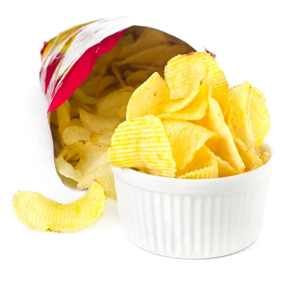 Bolsa abierta con papas fritas sobre fondo blanco — Foto de Stock