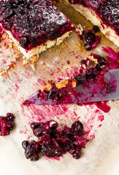 Sweet currant cherry pie with powdered sugar — Stock Photo, Image