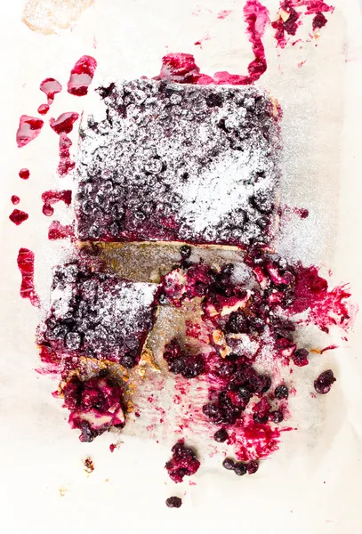 Свежий смородиновый пирог с черникой и овсянкой — стоковое фото
