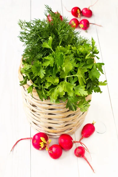 Un ramo de verduras frescas en una cesta de mimbre tazón en woo blanco — Foto de Stock