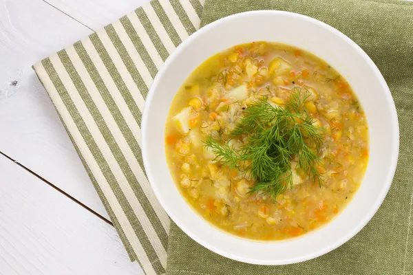 Uma tigela de sopa de ervilha grossa, fresca, com ervas, vegetariana — Fotografia de Stock