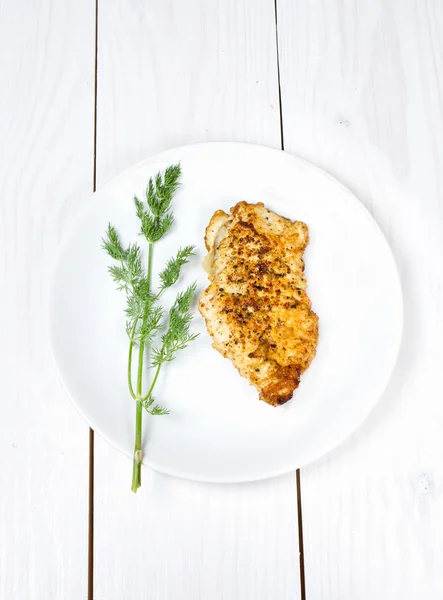 Gegrillte leckere Hühnerbrüste auf einem weißen Teller mit frischen Kräutern — Stockfoto