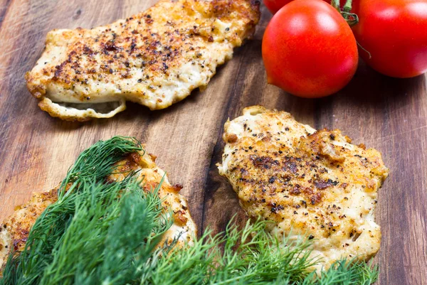 Filé de peitos de frango grelhado com legumes frescos — Fotografia de Stock